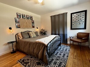 3 bedrooms, WiFi, bed sheets - Cozy waterfront cabin w/ gorgeous views, privacy, toys, and ample room to play (Quinlin)