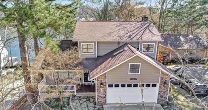 Stylish 3/2 Home • Boat Slip • Lake Access • Lake View! King Beds • Central Loc