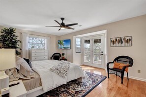 3 bedrooms, desk, iron/ironing board, travel cot - Stylish 3/2 Home • Boat Slip • Lake Access • Lake View! King Beds • Central Loc (Lake Hamilton)
