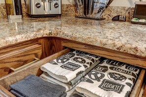 Fridge, microwave, oven, stovetop - Stylish 3/2 Home • Boat Slip • Lake Access • Lake View! King Beds • Central Loc (Lake Hamilton)