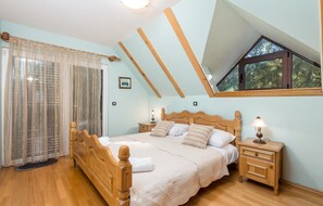 3 bedrooms, travel cot, free WiFi, bed sheets