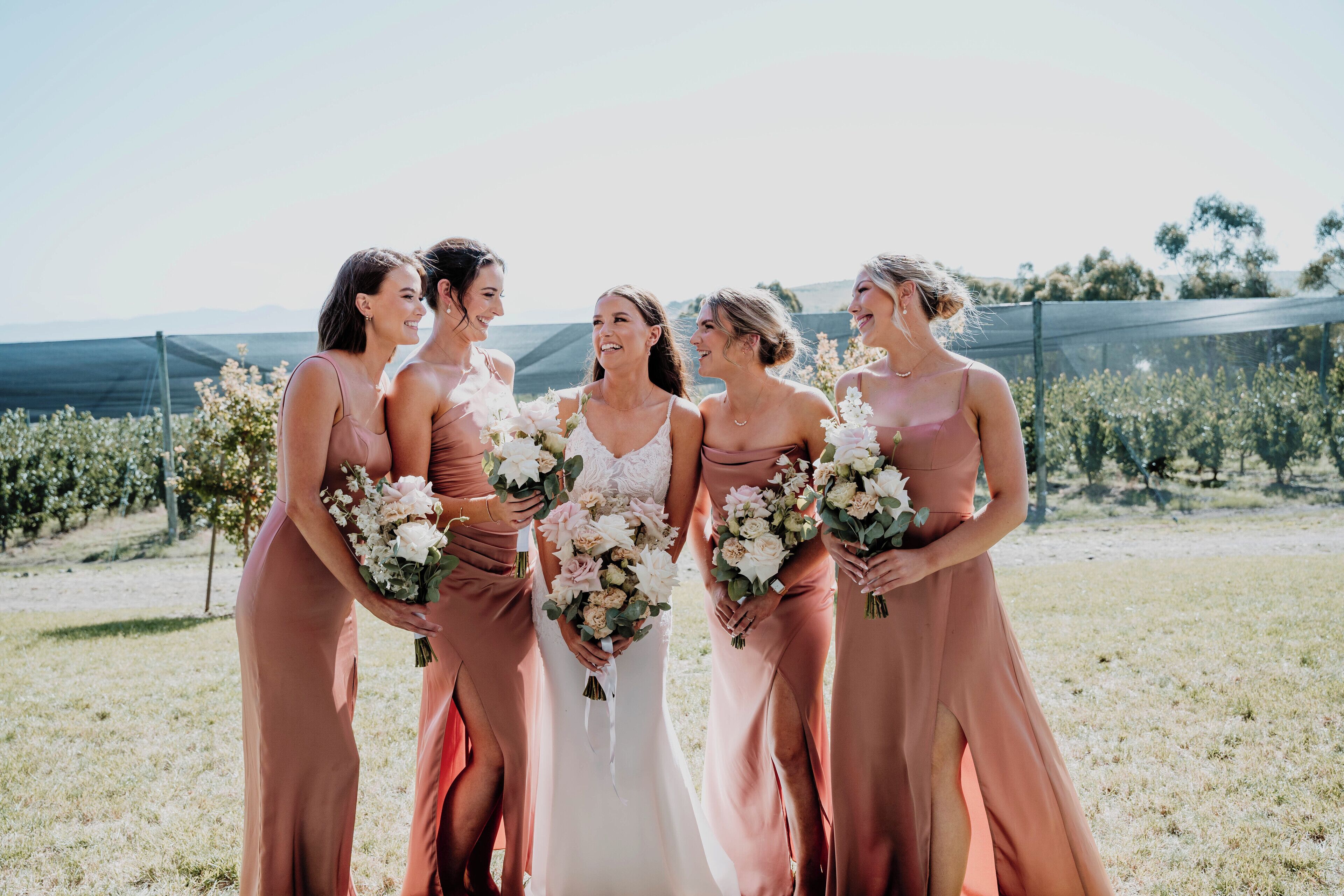 Eine Gruppe von Frauen in gleichen Kleidern steht draußen.
