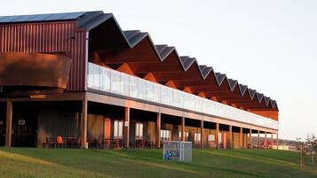 Se sirven desayunos, cenas y brunch con vista al mar
