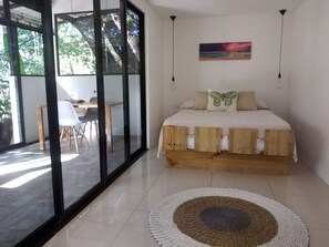 1 غرفة نوم وخزنة داخل الغرفة وواي فاي مجانًا وملاءات أسرّة