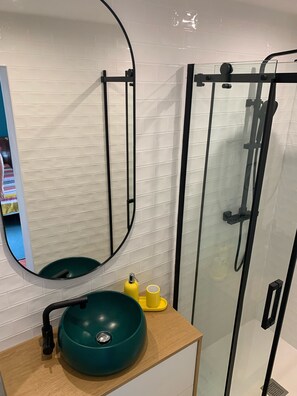 Shower, jetted tub, hair dryer, towels