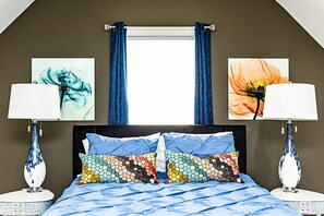 2 soverom, skrivebord, strykejern/-brett og reiseseng for barn