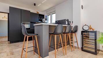 Coffee/tea maker, fridge, microwave, oven