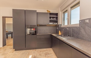 Fridge, oven, stovetop, dishwasher