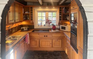 Kjøleskap, kokeplater, oppvaskmaskin og kaffetrakter/tekoker