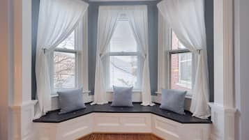 Suite, Multiple Beds | Living area