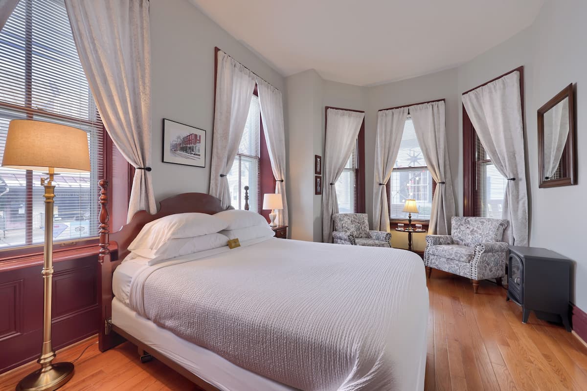 Zimmer, 1 Queen-Bett | 1 Schlafzimmer, individuell dekoriert, kostenloses WLAN, Bettwäsche