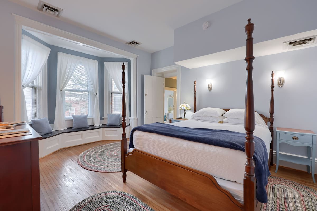 Suite, Mehrere Betten | 1 Schlafzimmer, individuell dekoriert, kostenloses WLAN, Bettwäsche