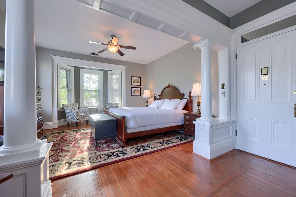 Suite, 1 King-Bett | 1 Schlafzimmer, individuell dekoriert, kostenloses WLAN, Bettwäsche