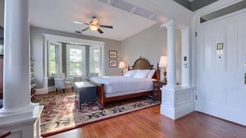 Suite, 1 King Bed | Individually decorated, free WiFi, bed sheets