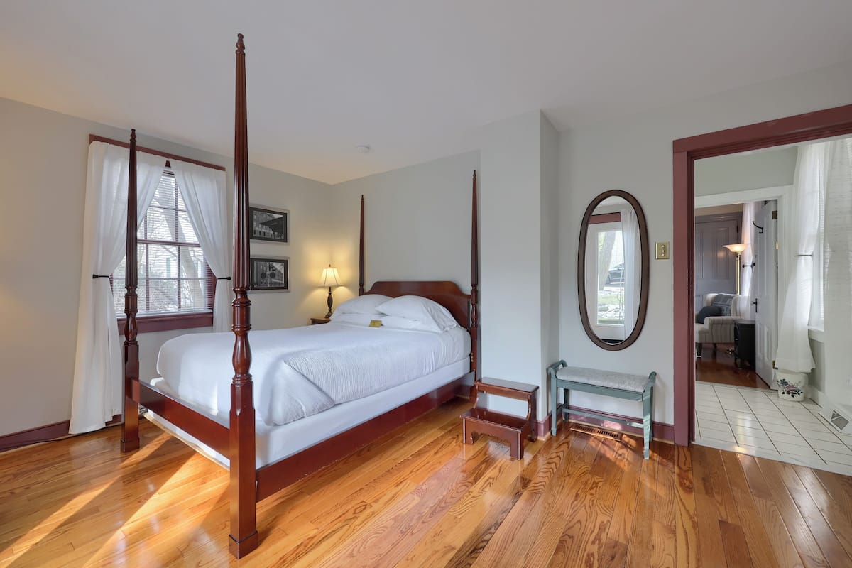 Suite, 1 Queen-Bett | 1 Schlafzimmer, individuell dekoriert, kostenloses WLAN, Bettwäsche