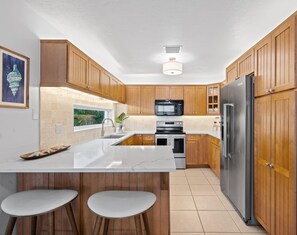 Refrigerador, microondas, horno y parrilla de estufa