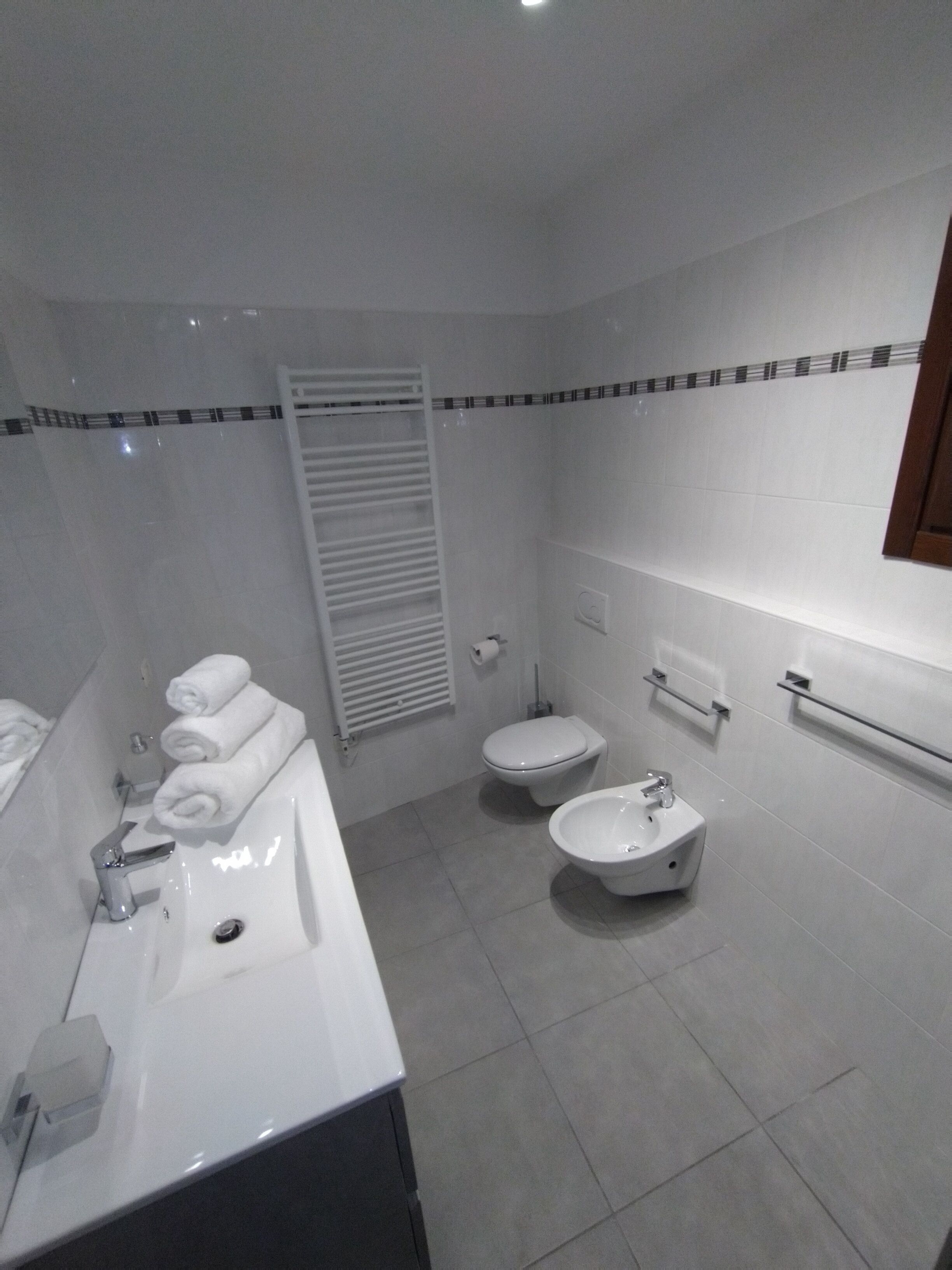 Douche, sèche-cheveux, bidet