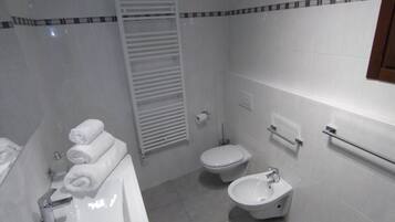 Douche, sĂšche-cheveux, bidet