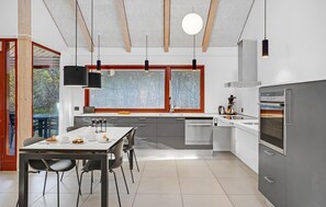 Kühlschrank, Geschirrspüler, Wasserkocher mit Kaffee-/Teezubehör