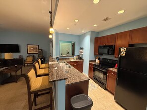 ثلاجة، ميكروويف، فرن، موقد طهي مسطح