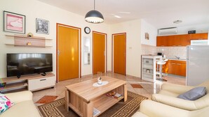 A modern apartment with a living room, kitchen, and dining area. - 2 bedroom cozy apartment in Krusevo (Krusevo)