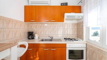 Fridge, stovetop, coffee/tea maker