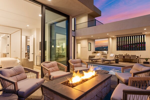 House, 5 Bedrooms | Living area | 36-inch Smart TV with digital channels, TV, streaming services