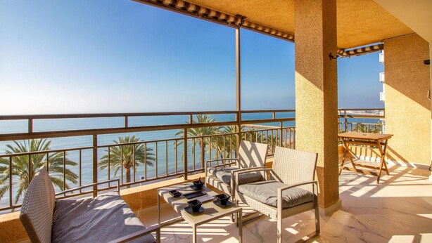 A balcony with a view of the sea, furnished with wicker chairs and a small table. - Awesome apartment in Santa Pola with WiFi (Santa Pola)