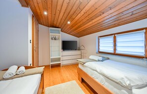 4 chambres, fer et planche à repasser, lit de bébé portatif