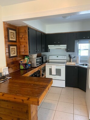 Fridge, microwave, oven, coffee/tea maker - Bonita beach duplex . West of 41 Available May to December 31, 3 week minimum (Bonita Springs)