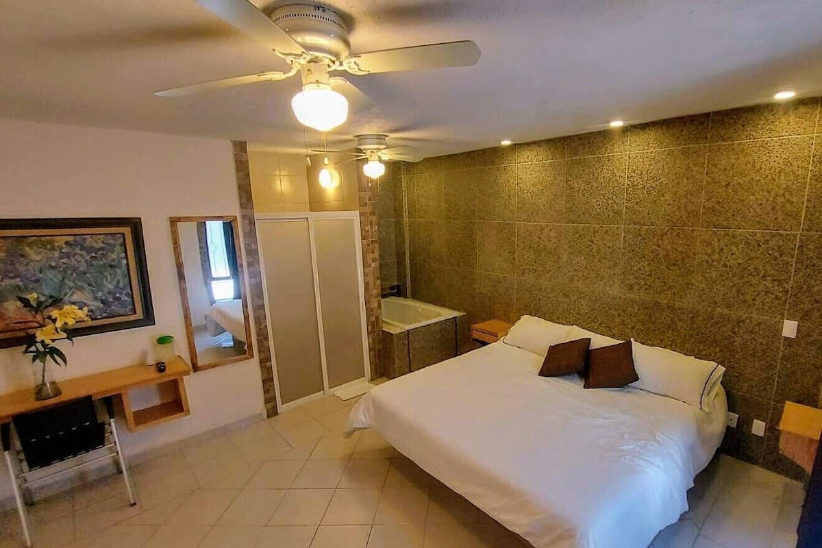 Habitación junior | Escritorio y ropa de cama