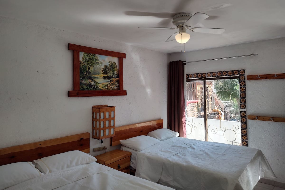 Habitación familiar, 2 habitaciones | Escritorio y ropa de cama