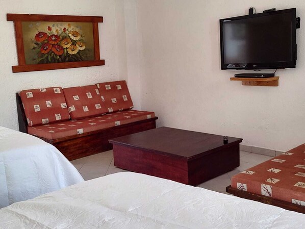 Habitación familiar, 2 habitaciones | Área de sala de estar | Televisión de 30 pulgadas con canales por cable