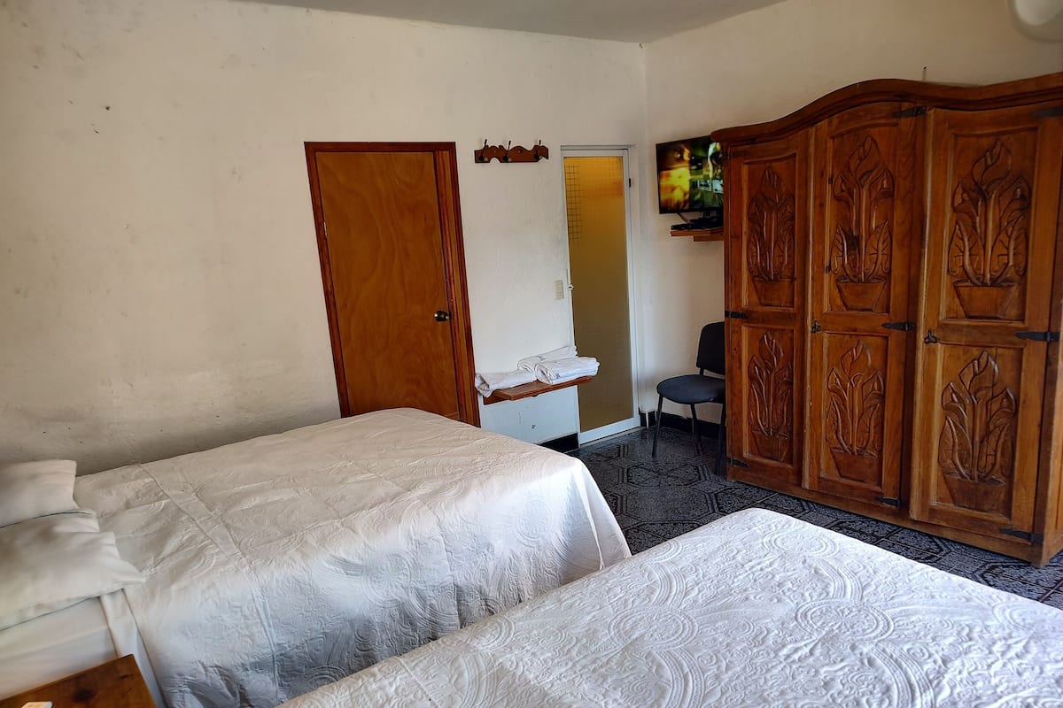 Habitación básica doble | Escritorio y ropa de cama