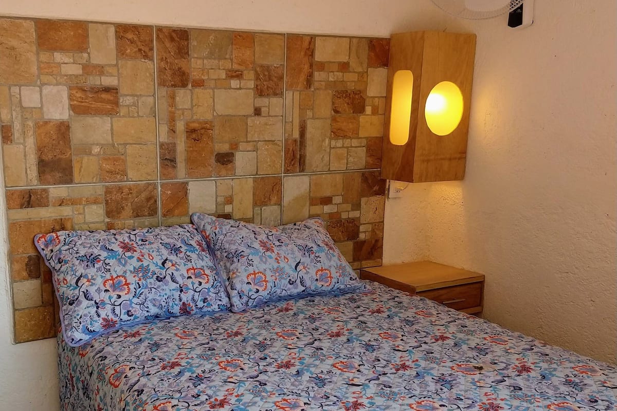 Habitación estándar, 1 cama matrimonial | Escritorio y ropa de cama