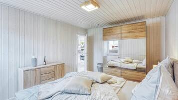 2 bedrooms, travel crib, free WiFi, bed sheets