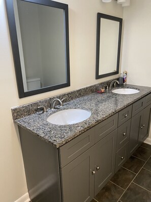 Bathtub, towels, soap, shampoo - Buckhead 7 BDR Home by lenox 10Bed 20ppl park free (Atlanta)