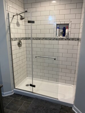 Vasca, asciugamani, sapone, shampoo