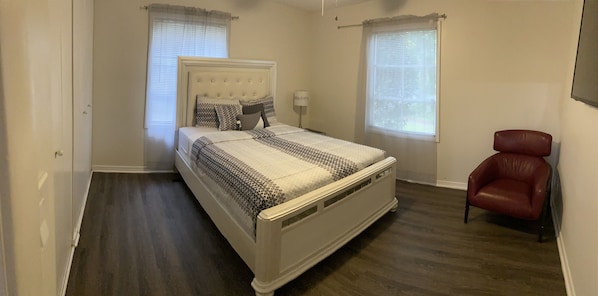 7 室のベッドルーム、デスク、アイロン / アイロン台、WiFi (無料)