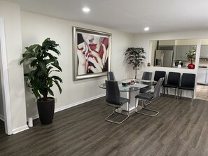 Dining - Buckhead 7 BDR Home by lenox 10Bed 20ppl park free (Atlanta)
