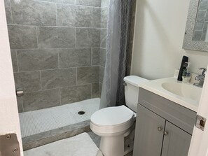 浴槽、タオル、石鹸、シャンプー