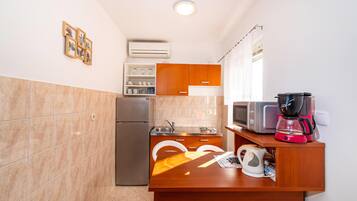 KĂŒhlschrank, Herdplatte, Wasserkocher mit Kaffee-/Teezubehör