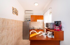 Fridge, stovetop, coffee/tea maker