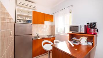 KĂŒhlschrank, Herdplatte, Wasserkocher mit Kaffee-/Teezubehör