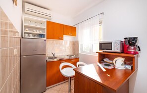 Fridge, stovetop, coffee/tea maker