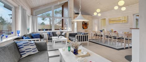 Smart TV, fireplace, DVD player