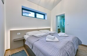 2 bedrooms, in-room safe, iron/ironing board, travel crib