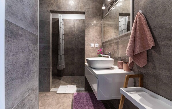 Baignoire, séchoir à cheveux
