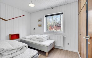 5 bedrooms, travel cot, free WiFi