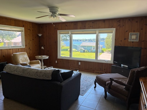 Cutest cottage on Hamlin Lake. Lake views!